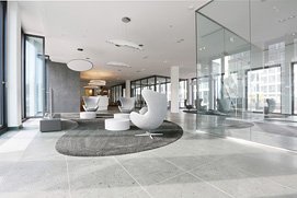 Ein helles Panorama Foto vom Eingangsbereich eines Bonner mittelständischen Unternehmen. Businessfotograf für Corporate Architektur Fotos in Köln und Bonn.