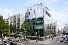 Ein Foto von einem Bürogebäude in Frankfurt, aufgenommen mit dem Hochstativ. Besondere Immobilienfotos und Architekturfotos vom Profi Fotografen für Frankfurt.