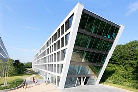 Corporate Architekturfoto mit dem Hochstativ bei schönem Wetter in Bonn. Architektur Fotograf und Immobilien Fotograf für Köln und Bonn.