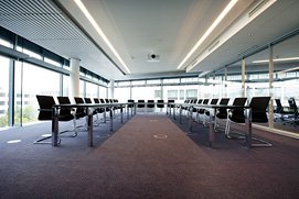 Foto eine großen Konferenzraumes in der Frankfurter Niederlassung eines Düsseldorfer Unternehmens. Businessfotografie für Corporate Architektur Düsseldorf  in Frankfurt.