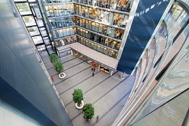 Spannendes Foto mit Blick aus der sechsten Etage in den überdachten  Innenhof eines Düsseldorfer Unternehmens. Businessfotografie für Corporate Architektur Düsseldorf  in Frankfurt.