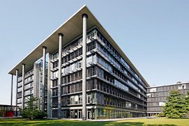 Unternehmens Architektur Foto mit toller Fluchtperspektive bei wolkenlosem Himmel in Düsseldorf. Sehr gute Architekturfotos und Immobilienfotos in Düsseldorf und NRW.