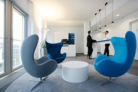 Interior Foto mit Personen und Sesseln in der Vorstandsetage eines Frankfurter Unternehmens. Corporate Architektur Fotos im Frankfurter Raum.