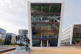 Interessante Perspektive mit Kunsplastik auf die Firmenzentrale in Bonn. Sehr gute Architekturfotos und Immobilienfotos in Bonn und Köln.