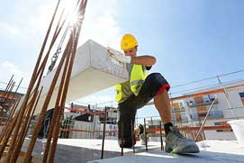 Baudokumentation  Arbeiter beim Verlegen einer Betonplatte.