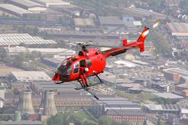 Reportagefoto über einen Hubschrauber Mit Banner. Sehr gute Reportagefotos und  in Bonn und Köln.