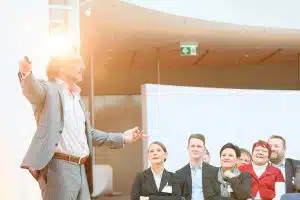 Unternehmensfotografie Business Event Köln, Düsseldorf, Bonn, Essen. Ein Mann hält einen Vortrag.