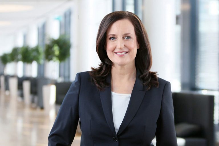 Businessportrait Frau, Business Fotograf, Köln, Düsseldorf, Essen, Leverkusen, Frau Büro Hintergrund.