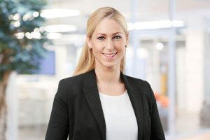 Business Portrait Köln, Düsseldorf, Bonn, Leverkusen, Essen. Geschäftsführerin lächelnd vor Business Hintergrund.