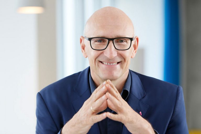 Business Portraits Düsseldorf, Köln, Bonn, Leverkusen, Essen. Vorstand lächelnd.