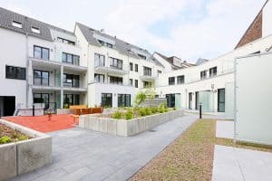 Siedlungs Innenhof. Immobilien-Fotos, Immobilienfotografie, Immobilien Fotograf Köln, Bonn, Düsseldorf, Leverkusen, Essen.