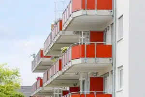 Rote Balkongs. Immobilien-Fotos, Immobilienfotografie, Immobilien Fotograf Köln, Bonn, Düsseldorf, Leverkusen, Essen.