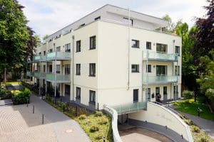 Wohnanlage im Sommer. Immobilien-Fotos, Immobilienfotografie, Immobilien Fotograf Köln, Bonn, Düsseldorf, Leverkusen, Essen.