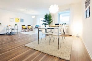Beleuchteter Wohnraum. Immobilien-Fotos, Immobilienfotografie, Immobilien Fotograf Köln, Bonn, Düsseldorf, Leverkusen, Essen.
