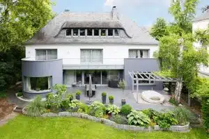 Villa von oben. Immobilien-Fotos, Immobilienfotografie, Fotograf Köln, Bonn, Düsseldorf, Leverkusen, Essen.
