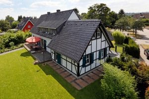 Haus von oben. Immobilien-Fotos, Immobilienfotografie, Immobilien Fotograf Köln, Bonn, Düsseldorf, Leverkusen, Essen.