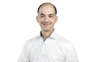 Mitarbeiterfoto, Mitarbeiterportrait Mann, lächelnd, vor neutralem Hintergrund, Köln, Bonn, Düsseldorf, Essen, Leverkusen, NRW