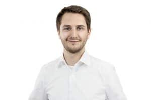 Mitarbeiterportrait Mann, lächelnd, vor neutralem Hintergrund, Teamfotos, Gruppenfotos, Köln, Bonn, Düsseldorf, Essen, Leverkusen, NRW, Aachen.