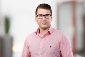 Mitarbeiterportrait Frau, lächelnd, vor Business Hintergrund, Köln, Bonn, Düsseldorf, Essen, Leverkusen, NRW, Aachen.