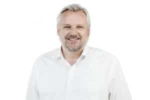 Mitarbeiterportrait Mann, lächelnd, vor neutralem Hintergrund, Teamfotos, Gruppenfotos, Köln, Bonn, Düsseldorf, Essen, Leverkusen, NRW,