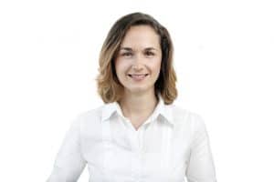 Mitarbeiterfoto, Mitarbeiterportrait Frau, lächelnd, vor neutralem Hintergrund, Teamfotos, Gruppenfotos, Köln, Bonn, Düsseldorf, Essen, Leverkusen, NRW,