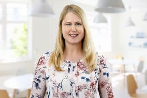 Mitarbeiterportrait Frau, lächelnd, Business Fotograf, Teamfotos, Gruppenfotos, Köln, Düsseldorf, Essen, Leverkusen, NRW,