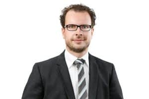 Mitarbeiterportrait Mann, lächelnd, vor neutralem Hintergrund, Köln, Bonn, Düsseldorf, Essen, Leverkusen, NRW, Aachen.