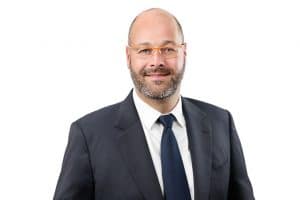 Mitarbeiterportrait Mann, lächelnd, Teamfotos Köln, Bonn, Düsseldorf, Essen, Leverkusen, NRW, Aachen.