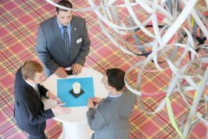 Eventfotografie, Eventfotograf Leverkusen, Düsseldorf, Essen, Bonn Redner vor Publikum. Kommunikation am Tisch.