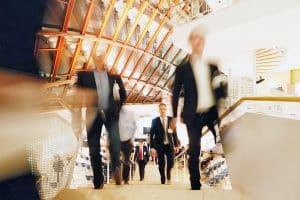 Eventfotografie, Business Eventfotograf Köln, Düsseldorf, Essen, Leverkusen Redner vor Publikum.Treppe.