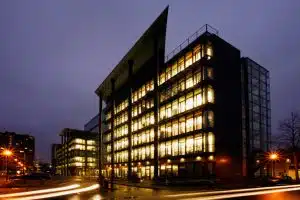 Gebäude bei Nacht. Architektur-Fotografie, Fotograf, Corporate Fotografie, Köln, Frankfurt, Düsseldorf und NRW