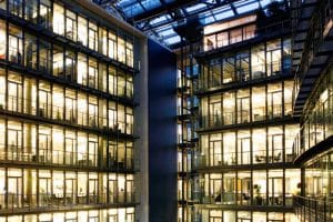 Innen Halle bei Nacht. Architektur-Fotografie, Fotograf, Corporate Fotografie, Köln, Frankfurt, Düsseldorf und NRW