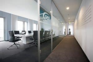 Flur mit Logo. Architektur-Fotografie, Fotograf, Corporate Fotografie, Köln, Frankfurt, Düsseldorf und NRW