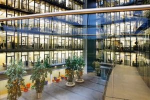 Innenhof beleuchtet. Architektur-Fotografie, Fotograf, Corporate Fotografie, Köln, Frankfurt, Düsseldorf und NRW