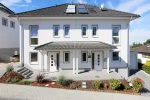 Doppelhaus bei Sonne. Immobilien-Fotos, Immobilienfotografie, Fotograf Köln, Bonn, Düsseldorf, Leverkusen, Essen.