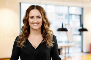 Business Portraits Düsseldorf, Köln, Bonn, Leverkusen, Moderator lächelnd