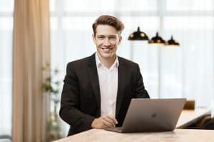 Business Fotograf, Köln, Düsseldorf, Businessportrait, Mann lächelt