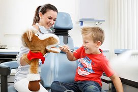 Prophylaxe Beratung mit Zahnarzthelferin und Kind in einer Düssledorfer Zahnarztpraxis. Professioneller Fotograf für eine Arztpraxis in Düsseldorf.