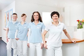Ein Gruppenfoto in einer Zahnarztpraxis in Leverkusen. Besondere Praxisfotografie vom professionellen Businessfotografen aus Leverkusen.