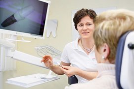Beratungssituation zum Thema Implantate in einer Zahnarztpraxis in Leverkusen.