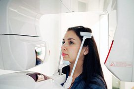 Eine junge Frau beim Röntgen in einer Kölner  Zahnarztpraxis.